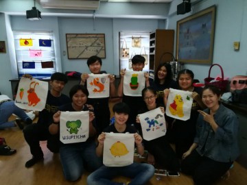 อาสาสมัครลงลายกระเป๋าผ้า เพื่อพัฒนาเด็กด้อยโอกาส  18 ส.ค. 62 Painting Bag Volunteer to Support Child Development Center in Thailand Aug,18, 19